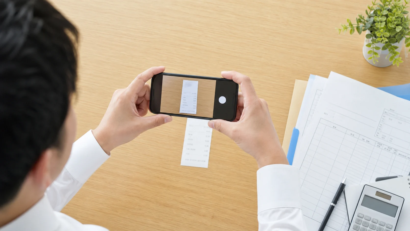 スマートフォンで領収書を正しく撮影するAI-OCR運用