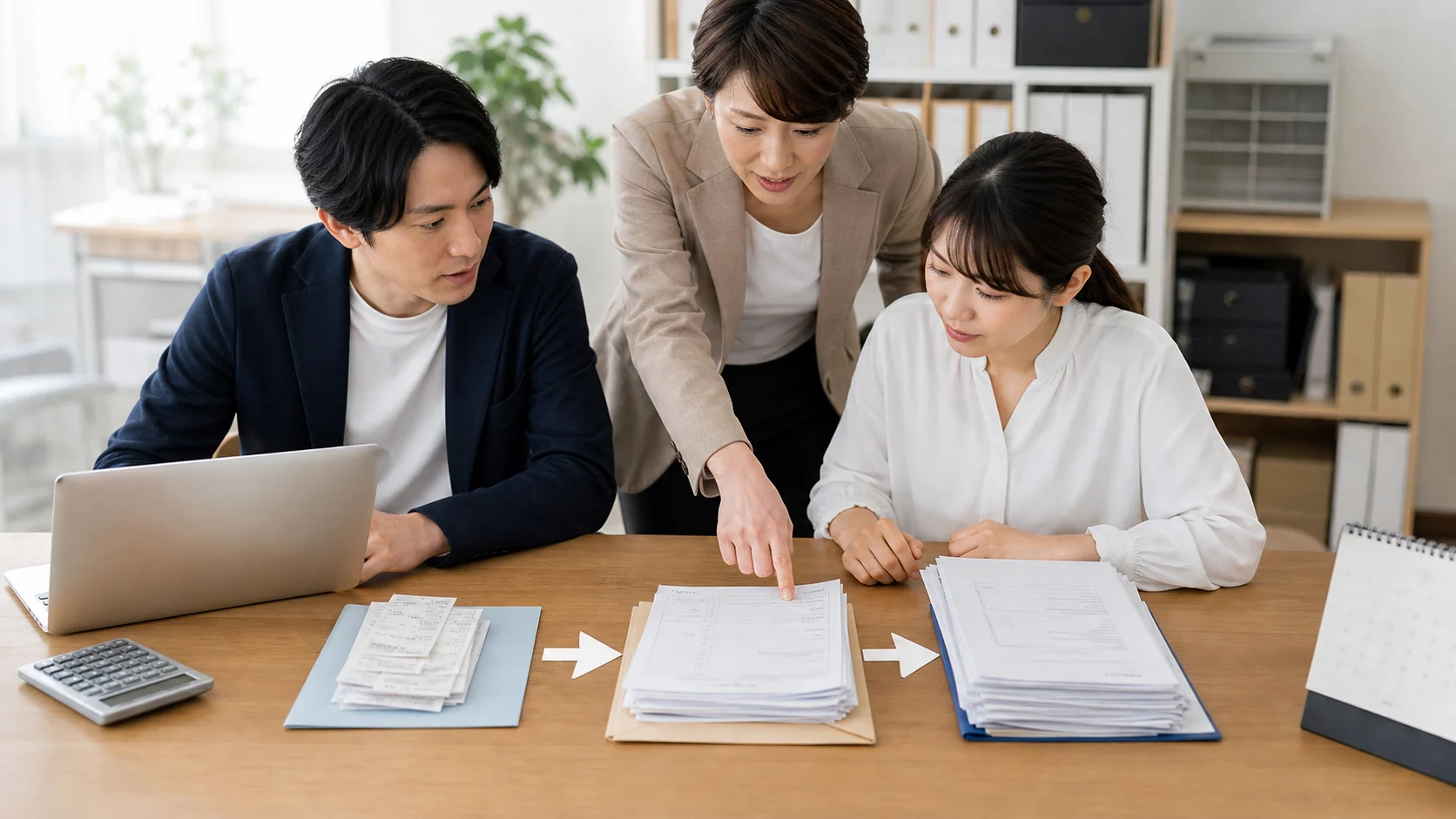 AI-OCR導入の流れを確認する日本の中小企業チーム