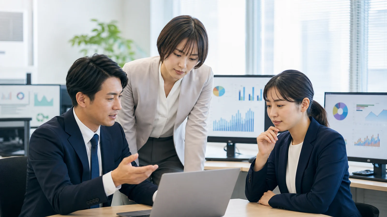 経理の人手不足対策を話し合う日本の中小企業チーム