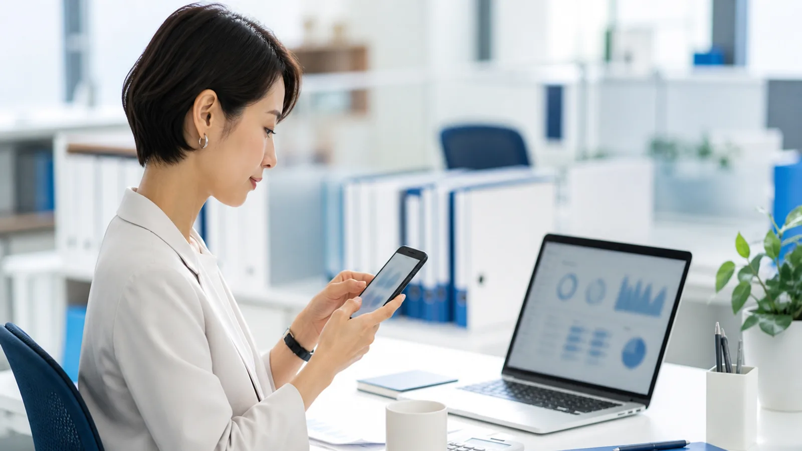 スマホでの発生時入力とパソコンでの月次確認を使い分ける日本の経理担当者