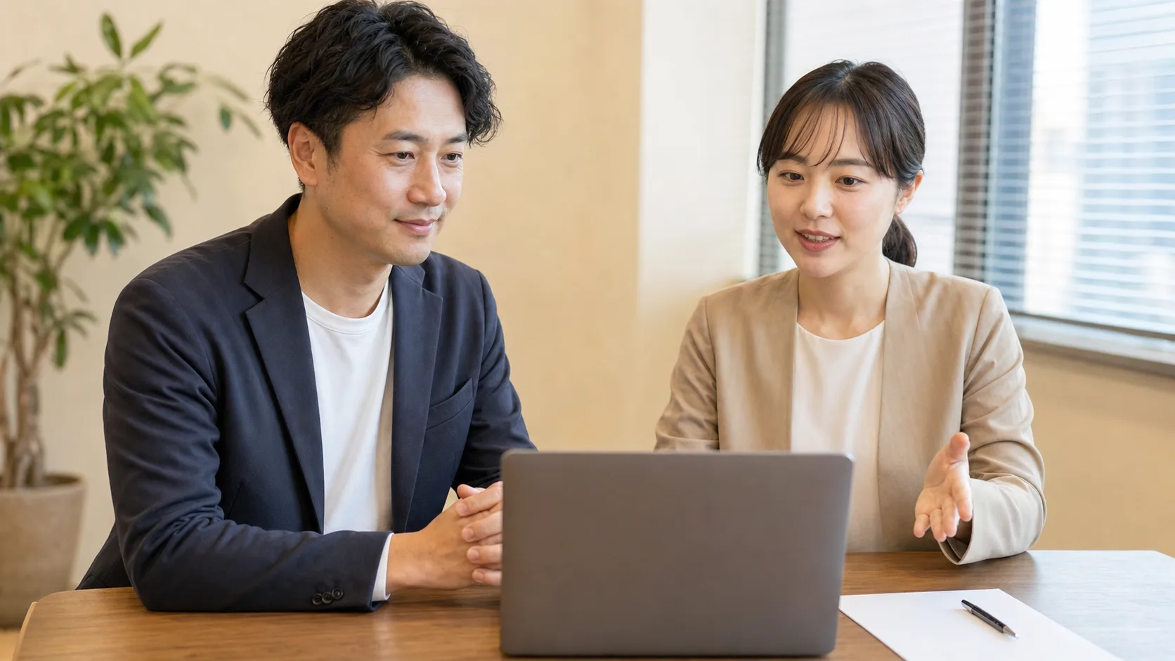 freee会計の権限について税理士と相談する日本の経営者